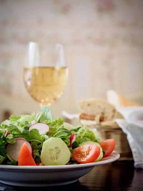 关于吃瓜的议论文,网络舆论的冷思考